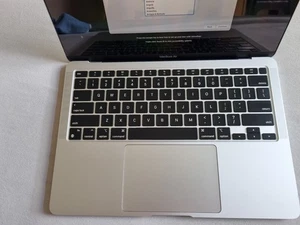 Apple MacBook Air - M1 - A2337 - 2020 - 13,3" - 8 GB - SSD 256 GB - Silber - Zdjęcie 1 z 13
