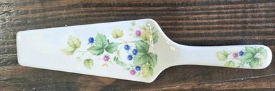 Cuchillo cortador de pasteles de porcelana Andrea By Sadek 10" enredaderas y bayas Foto 1 de 4