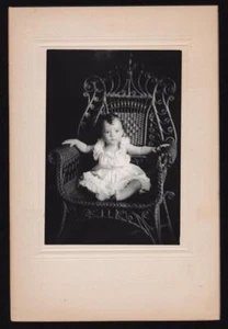 Antiguo gabinete montado en tarjeta fotografía bebé en vestido blanco en silla - Imagen 1 de 2