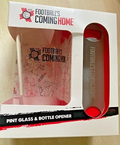 NEU UND VERPACKT Neu Verpackt Football’s Coming Home Pint Glas und Flaschenöffner Geschenkset - Bild 1 von 5