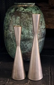 Juego de 2 candelabros MCM de metal plateado cónicos vintage de 9", 7,5" con peso - Imagen 1 de 6
