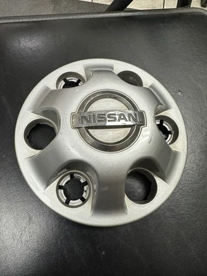 04-22 Tapa central usada OEM Nissan Titan  Foto 1 de 3
