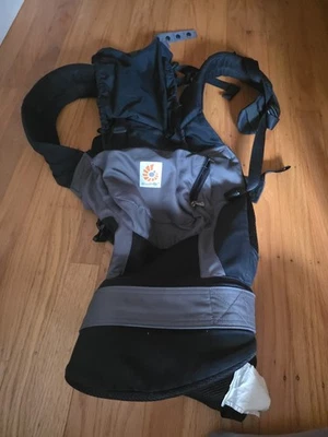 Porta-bebês Ergobaby Performance carvão preto cinza infantil ativo WLP21 - Imagem 1 de 3