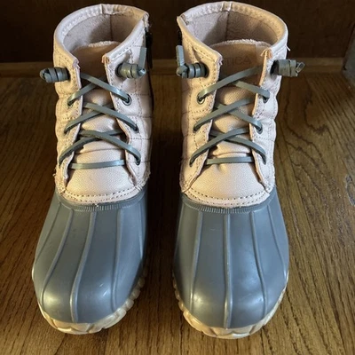 NAUTICA 女式 6 码防水系带/侧拉链粉色灰色 Dorsay 鸭靴 — 第 1/4 张图片