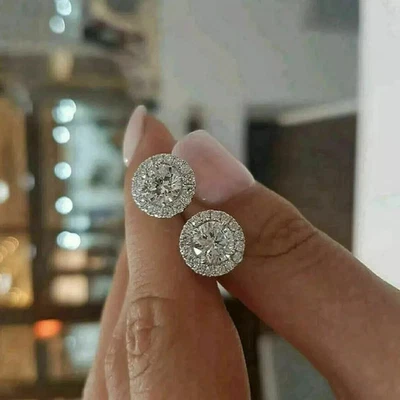 Aretes con halo de diamantes creados en laboratorio de corte redondo de 3 quilates enchapados en oro blanco de 14 k Foto 1 de 4