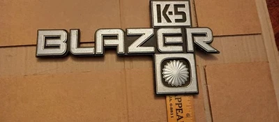 老式原始设备制造商 K-5 BLAZER EMBLEM-1981-1987 雪佛兰/雪佛兰卡车通用徽章 — 第 1/4 张图片