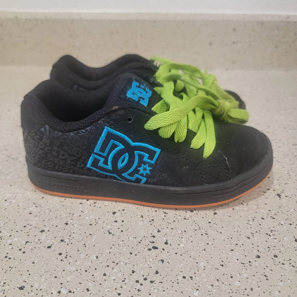  Zapato de skate DC Kids (jóvenes), negro/azul/verde, talla 13,5 años Foto 1 de 4