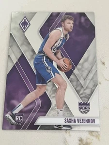 Tarjeta de novato Sasha Vezenkov Sacramento Kings 2023-24 Panini Phoenix RC #274 - Imagen 1 de 2