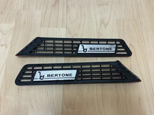 OEM Fiat X1/9 Bertone emblema lateral persiana ventilación cubierta par NEGRO finales de 1977-88 - Imagen 1 de 10