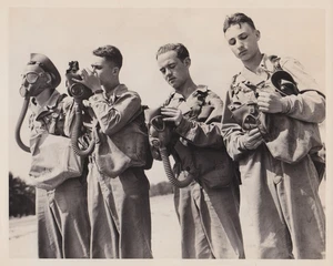 1942 Press Photo WWII U.S. Army Cadets at Mitchel Field Demonstrate Gas Masks - Picture 1 of 2