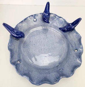 Bluebird Vogeltränke Futterhaus Handarbeit Keramik Keramik gekräuselt 3 Vögel signiert 11"x2" - Bild 1 von 17