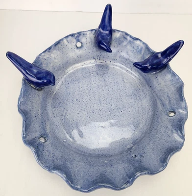 Кормушка для птиц Bluebird керамическая керамика ручной работы с оборками 3 птицы с подписью 11 дюймов x 2 дюйма - Изображение 1 из 4