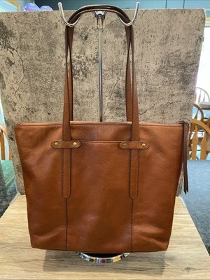 Cartera de Mano Fossil Grande Marrón, Cuero Bolsillo Exterior Tono Dorado Herrajes Fósil Foto 1 de 4