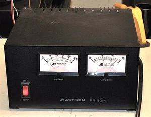 ALIMENTATORE LINEARE ASTRON MODELLO RS-20M 13,8 V DC COMMERCIALE SURPLUS BUONO - Foto 1 di 2