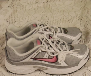 NIB NIKE WOMANS COMPETE 2 SIZE 8.5 WHITE, GRAY, METALLIC SILVER AND PINK LOGO. - Picture 1 of 10