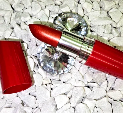 Maybelline Jade Lippenstift  Farbe 585 Indian Red Glanz Pflege Jojoba Kollagen - Bild 1 von 4