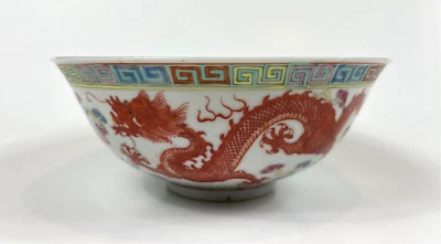 Antiguo cuenco chino de porcelana rosa de dragón y fénix Famille Foto 1 de 4