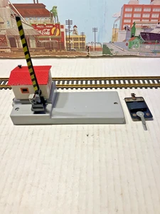 AMERICAN FLYER S GAUGE #23601 GATEHOUSE WITH CROSSING GATE #696 TRACK TRIPS - Picture 1 of 6