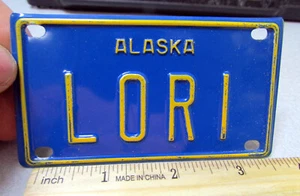 Novedad Placa de bicicleta de metal ALASKA, años 80 azul y dorado en relieve, LORI - Imagen 1 de 2