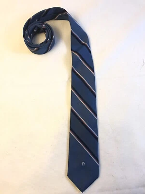 Corbatas cortas ajustadas para hombre Etienne Aigner diseño a rayas azul blanco rojo 55” Foto 1 de 4