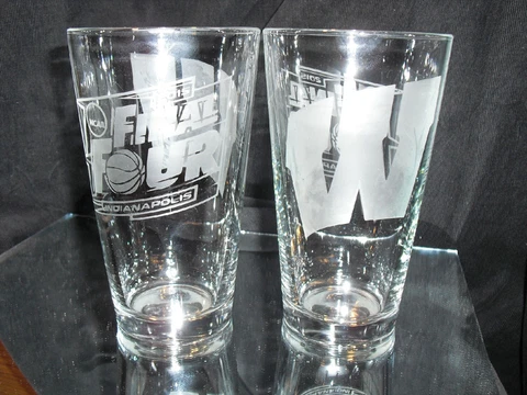 2015 FINAL FOUR UNIVERSITY of WISCONSIN BADGERS ETCHED 16 oz PINT GLASSES (2) Cover