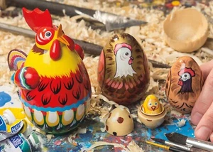 Muñeca anidadora de huevos y gallo pintada a mano 5 piezas 5" madera de tilo 100 % natural - Imagen 1 de 3