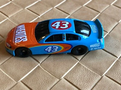 Coche de carreras fundido a presión Wheaties #43 azul y naranja Foto 1 de 4