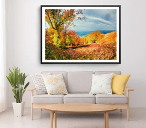 Impresión de árboles de otoño, arte de pared de bosque, arte de pared de naturaleza enmarcado en cielo nublado, natural - Imagen 1 de 5