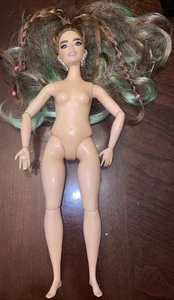 Barbie Extra - Green Streak Hair Curvy - Fully Articulated Doll - Picture 1 of 3