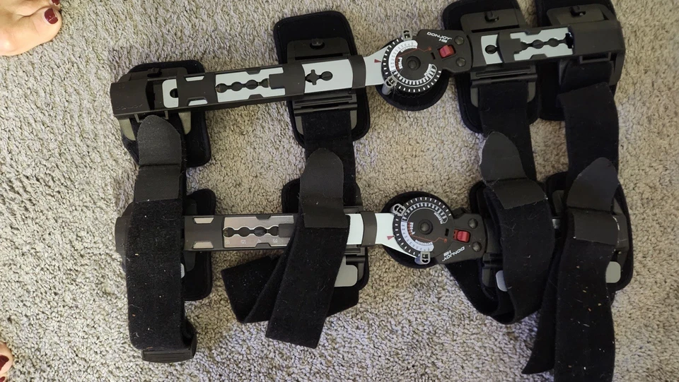 DonJoy X-ROM 可调式护膝,通用贴合 — 第 1/1 张图片