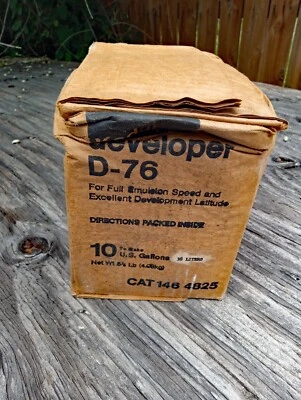 Desarrollador de películas Kodak Professional D-76 blanco y negro 10 galones stock antiguo D76 Foto 1 de 4