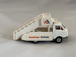 Tomica Tomy Toyota HiAce Stairs American Airlines weiß Japan 1:68 - Bild 1 von 6
