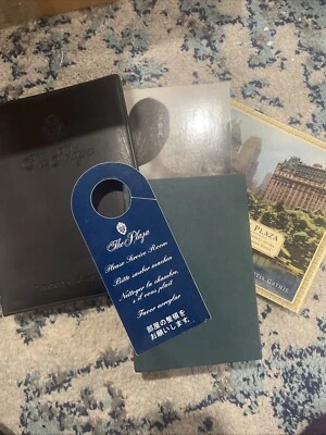 Directorio de servicios y libros para huéspedes de The Plaza Hotel New York City. Lote Foto 1 de 4