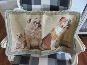 Copricuscino stile Aubusson Bull Dogs con bambino enorme punto ago nuovo senza etichette 24" x 14" - Foto 1 di 13