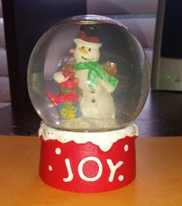 Globo de nieve miniatura Christmas Joy - muñeco de nieve y pájaro con base roja - Imagen 1 de 3