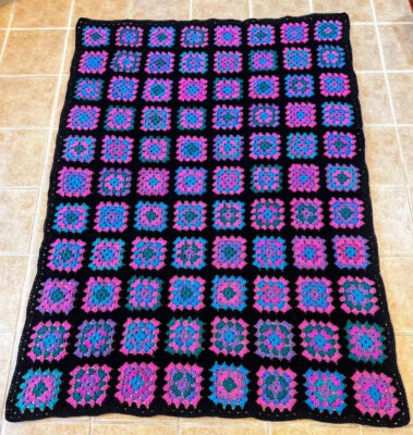 Nuevo Hecho a Mano Ganchillo 56x75" Lg Tiro Afgano 88 Rosa Aqua Púrpura Abuelita Cuadrados Foto 1 de 4