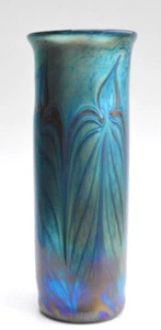 Blaue Glanzvase mit rot gezogener Feder Design. Geblasenes Glas - Bild 1 von 4