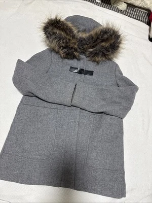 Abrigo con capucha de piel gris Zara para niñas talla 7/8 Foto 1 de 4