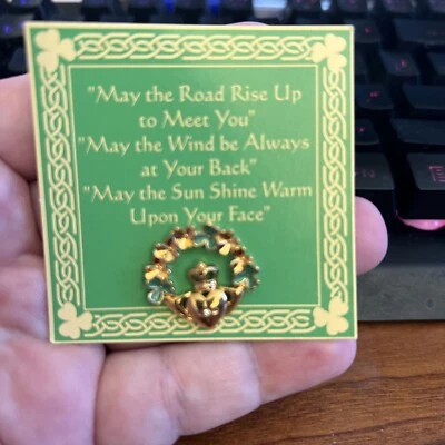 Broche esmalte Avon Claddagh mãos coração verde trevo grinalda strass tom dourado - Imagem 1 de 3