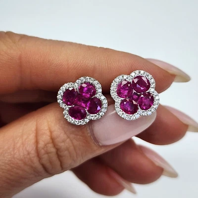 Aretes con halo de diamantes y rubíes de oro blanco de 18 quilates en forma de flor de 3,26 quilates Foto 1 de 4