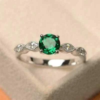Anillo solitario de esmeralda verde de corte redondo de 2 quilates enchapado en oro blanco de 14 quilates Foto 1 de 4