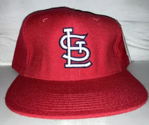 Cappello aderente vintage St. Louis Cardinals NEW ERA staccato taglia 7 3/4 anni '90 nuovo con etichette - Foto 1 di 3