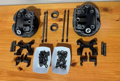 Culatas deportivas originales Moto Guzzi V7, conjunto de brazo basculante y varillas de empuje Foto 1 de 4