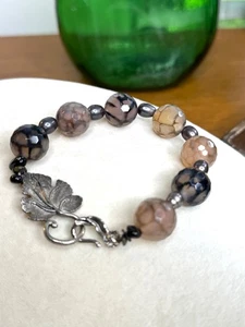 Faceted Agate Beaded Bracelet with Silver Leaf Clasp – Natural Tones - Bild 1 von 6