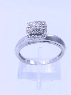 Anillo de oro blanco y diamantes naturales de 10 k Keepsake tamaño 7 1/4 peso 3 gramos Foto 1 de 4