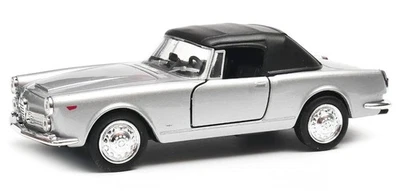 Coche Welly 1960 Alfa Romeo 2600 Spider techo blando plateado 1:34 1:39 derechos pagados en Estados Unidos Foto 1 de 4