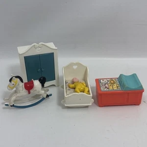 Vintage Fisher Price casa delle bambole culla cavallo a dondolo arredamento 1977 - Foto 1 di 7