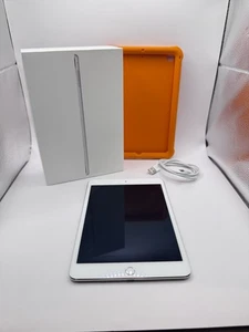 Apple iPad Mini 4 Wi-Fi 32GB silver Bundle - Working with Box and Cable - READ - Picture 1 of 9