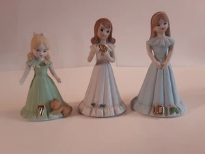 Juego de 3 figuras de cumpleaños de niñas Enesco Growing Up 1981 edades 7, 9, 10 - Imagen 1 de 8
