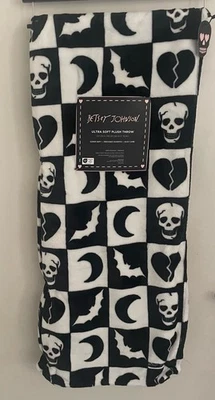 Manta Betsey Johnson Gótica Halloween Ultra Suave Felpa Lanzamiento Calaveras Murciélagos Lunas Foto 1 de 4